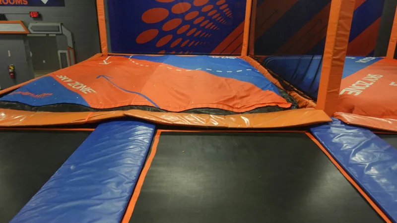 Trampoliny i poduszka powietrzna w krytym parku trampolin