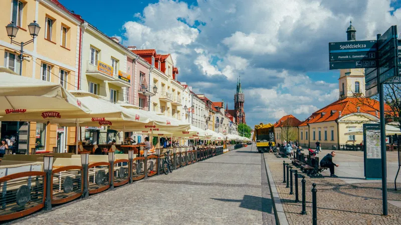 Rynek Kościuszki w Białymstoku z ogródkami kawiarni