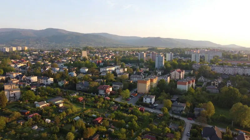 Bielsko-Biała z lotu ptaka – osiedla i zieleń na tle Beskidów