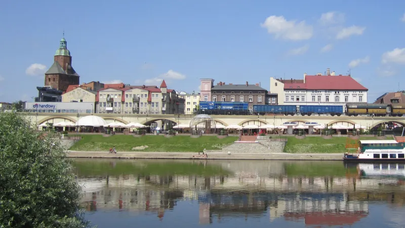 Bulwar nad Wartą w Gorzowie Wielkopolskim z wieżą katedry i estakadą kolejową