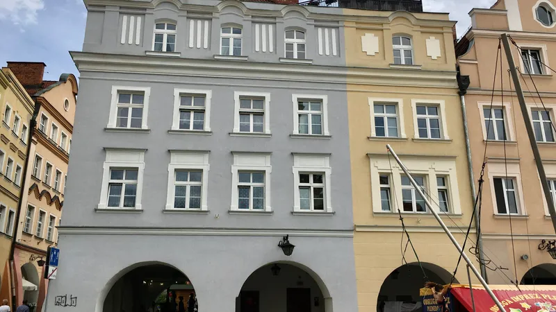 Kamienice przy placu Ratuszowym w Jeleniej Górze