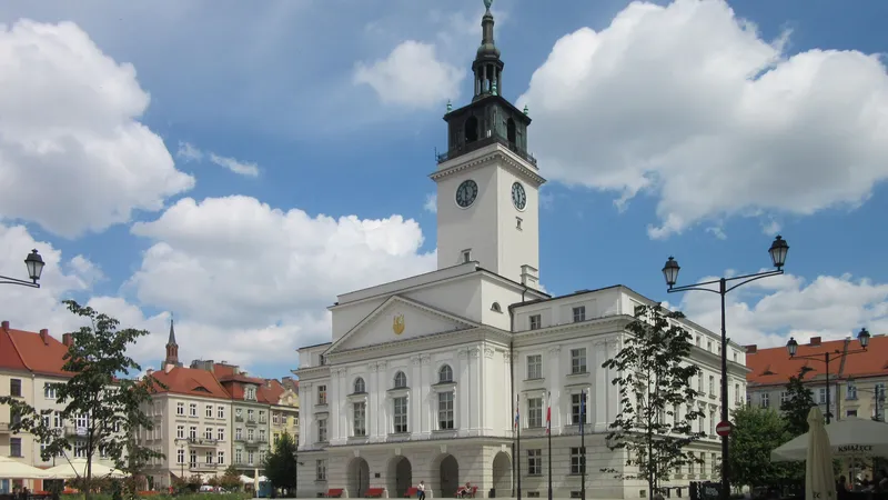 Biały ratusz z wieżą zegarową na Głównym Rynku w Kaliszu
