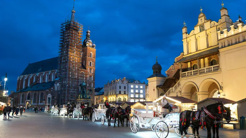 Rynek Główny w Krakowie wieczorem, dorożki przed Sukiennicami