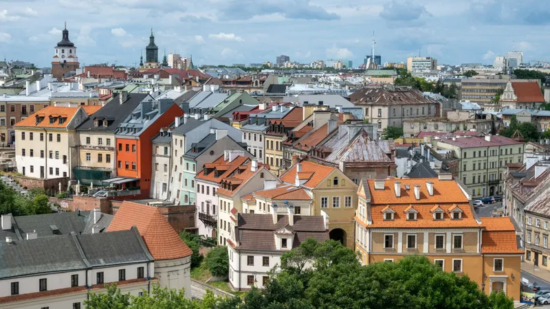 Panorama Starego Miasta w Lublinie z kolorowymi kamienicami