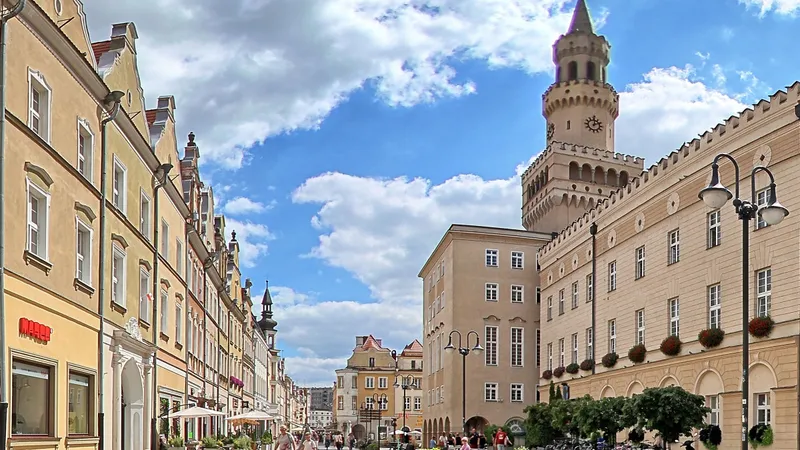 Ulica przy Rynku w Opolu z wieżą ratusza