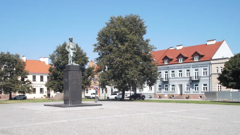 Rynek w Radomiu z pomnikiem i odnowionymi kamienicami