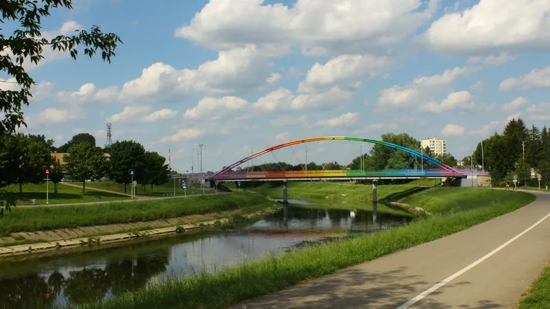 Kolorowy most nad Wisłokiem w Rzeszowie latem