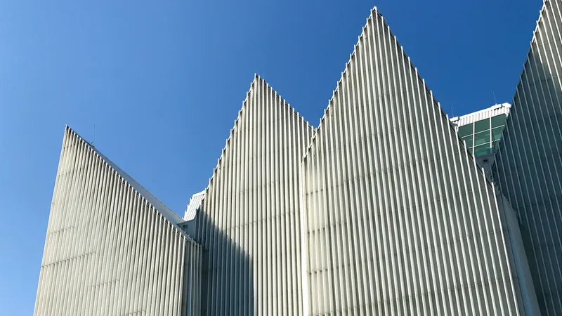 Biała fasada Filharmonii w Szczecinie na tle nieba