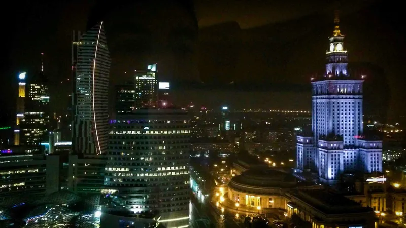 Warszawa nocą – Pałac Kultury i Nauki wśród wieżowców